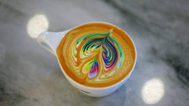 绚丽多彩：美咖啡师做彩色拉花拿铁受追捧