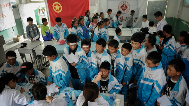 天津医疗团队远赴三千米高原 为近２０００名西藏青少年送光明