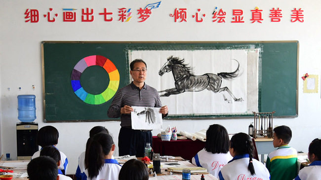 画家宫春虎长期开展公益培训 弘扬中国传统马文化