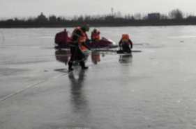 天津静海消防员冰河成功营救两名男子