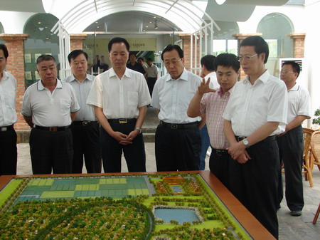 石明建向天津市市委书记张高丽介绍项目
